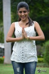 Gayatri at Bandhook Movie Platinum Disc Function